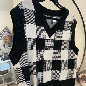 Black & white sweater vest, in size M.